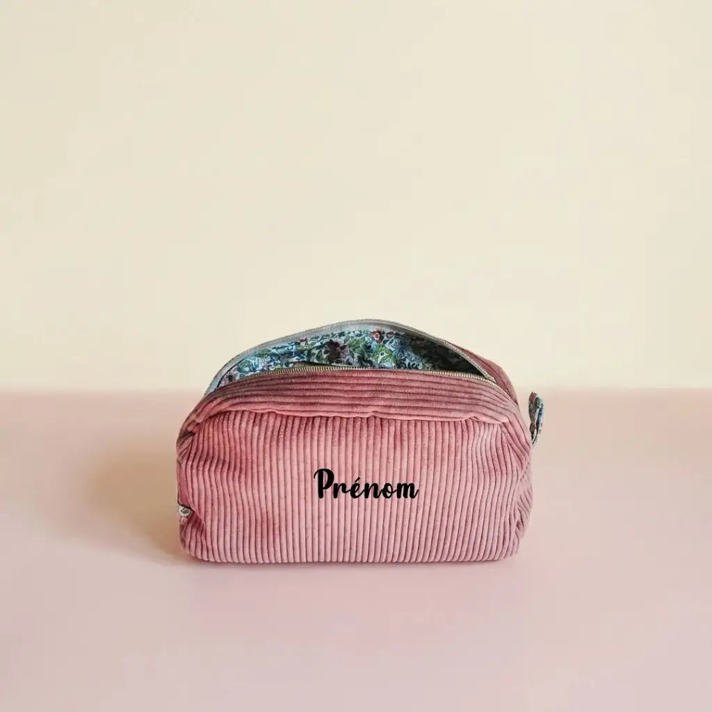 Trousse de toilette rose poudré en velours côtelé, doublure fleurie bleutée et prénom sur la face avant