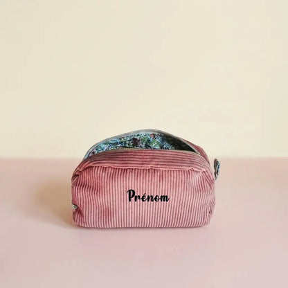 Trousse de toilette rose poudré en velours côtelé, doublure fleurie bleutée et prénom sur la face avant