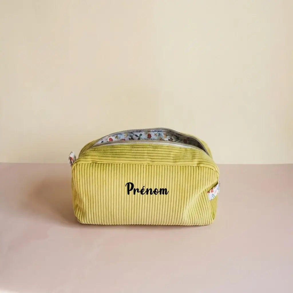 Trousse de toilette vert anis en velours côtelé, doublure fleurie claire et prénom placé au centre