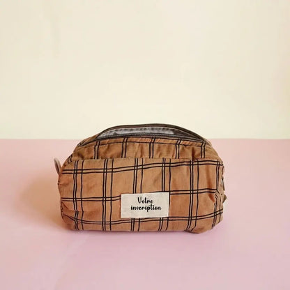 Trousse de toilette en velours marron à carreaux noirs, étiquette à personnaliser et zip foncé