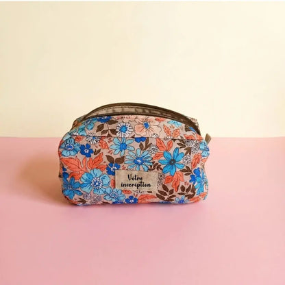 Trousse de toilette à grandes fleurs bleues et orange, étiquette à personnaliser, vue de face
