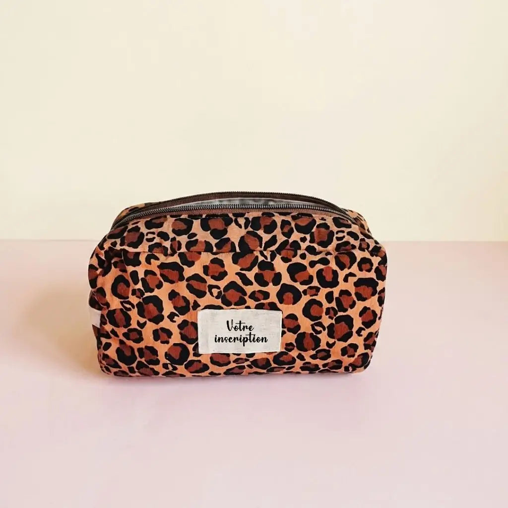 Trousse de toilette à motif léopard fauve et noir, zip foncé et étiquette à personnaliser
