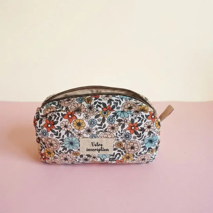 Trousse de toilette blanche à petites fleurs dessinées, étiquette à personnaliser et zip