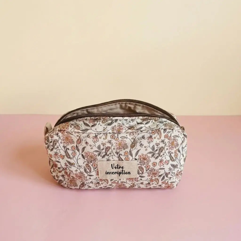 Trousse de toilette écrue à motif floral paisley rosé, étiquette à personnaliser, vue de face