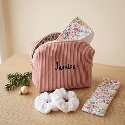 Trousse velours côtelé rose personnalisée Louise, ouverte avec lingette fleurie qui dépasse, chouchous et bandeau de soin plié