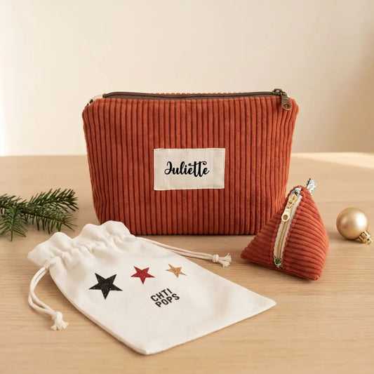 Trousse en velours côtelé rose avec étiquette prénom Louise, porte-monnaie berlingot et pochon à étoiles, décor de Noël