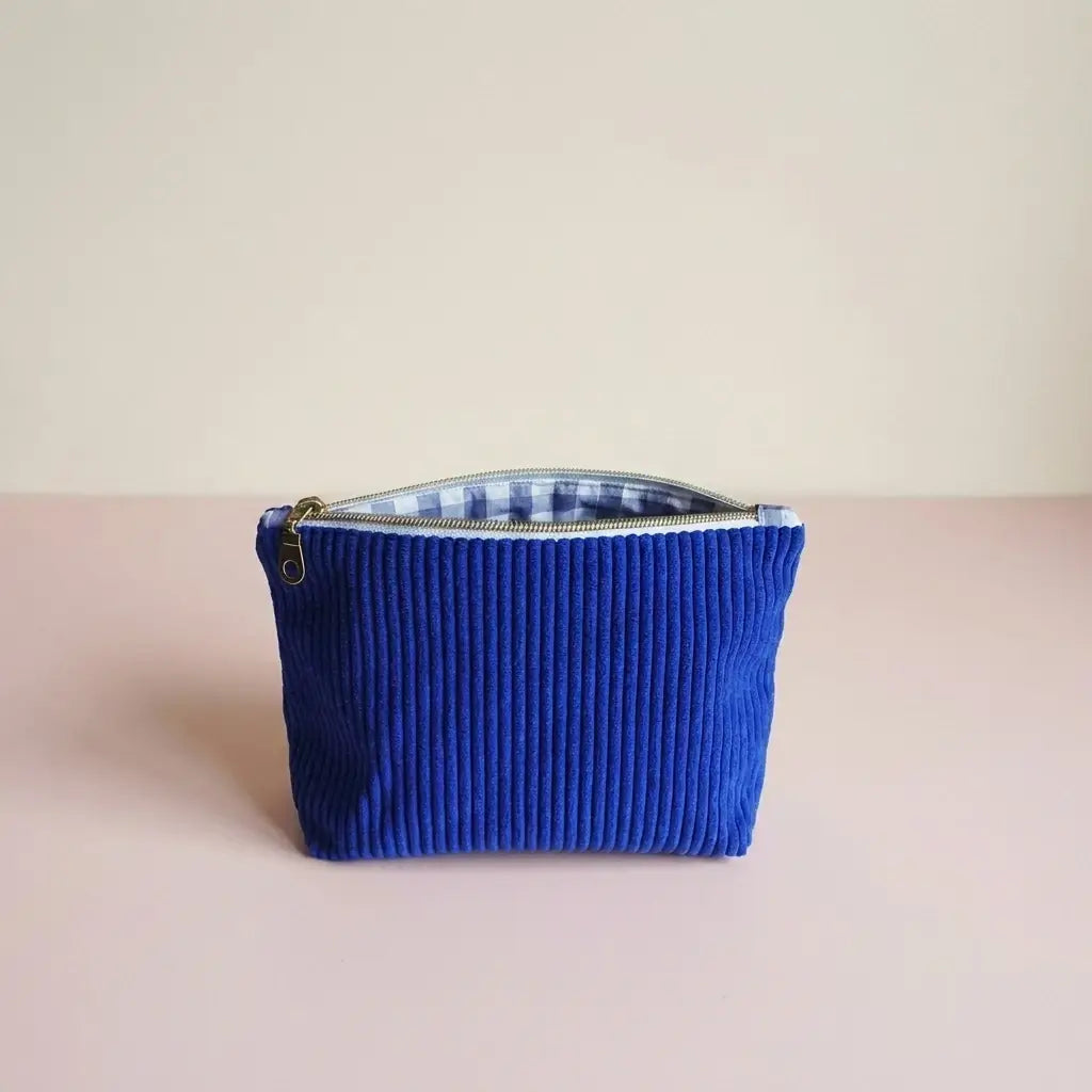 Trousse zippée bleu roi en velours côtelé avec doublure à carreaux vichy bleu et blanc
