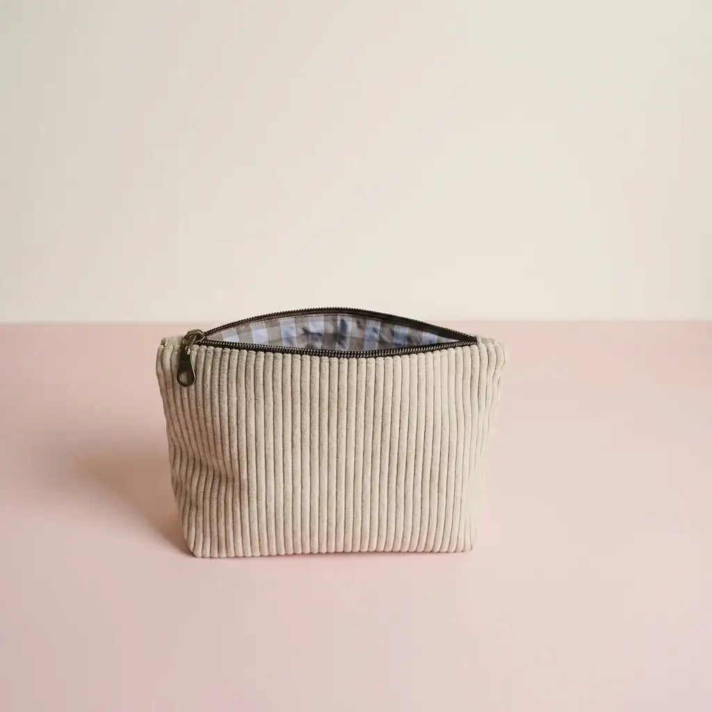 Trousse zippée écru en velours côtelé, intérieur à carreaux et fermeture zippée foncée