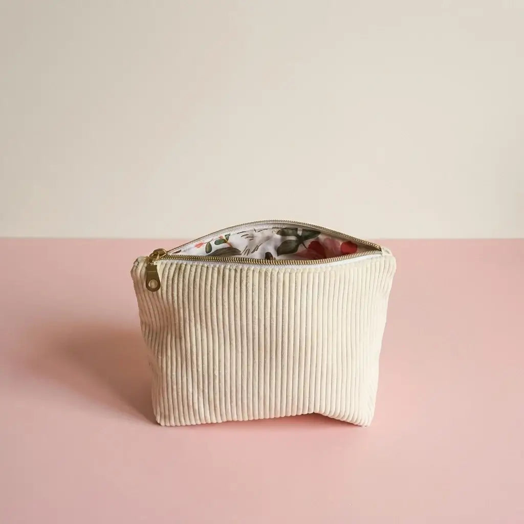Trousse zippée jaune pâle en velours côtelé, intérieur fleuri rose et vert, vue de face