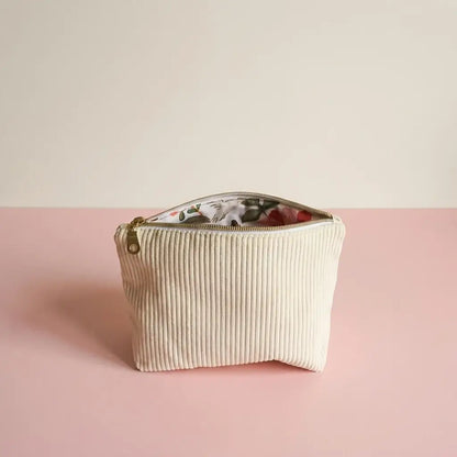 Trousse zippée jaune pâle en velours côtelé, intérieur fleuri rose et vert, vue de face