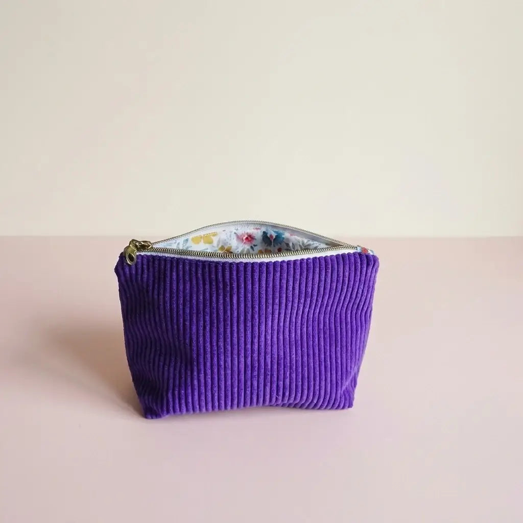 Trousse zippée violette en velours côtelé, doublure blanche à fleurs multicolores