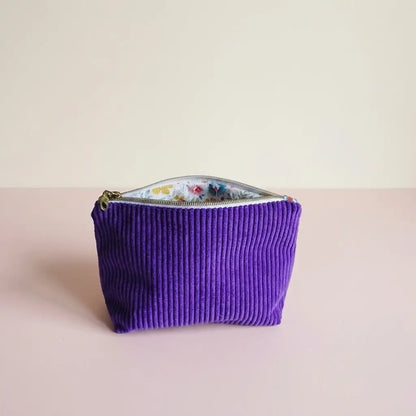 Trousse zippée violette en velours côtelé, doublure blanche à fleurs multicolores