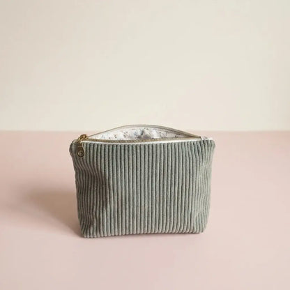 Trousse zippée lichen en velours côtelé, doublure claire à fines fleurs, zip doré