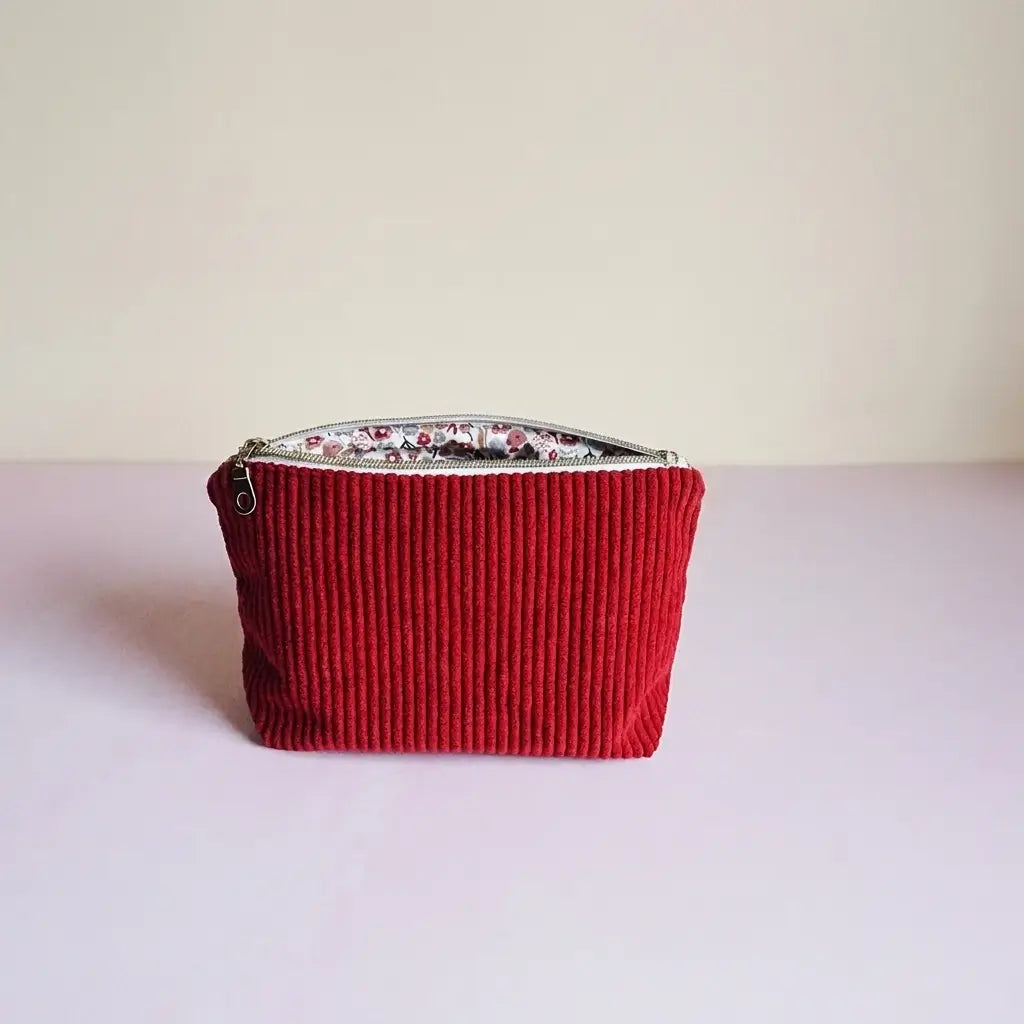 Trousse zippée rouge foncé en velours côtelé, doublure blanche à petites fleurs rouges