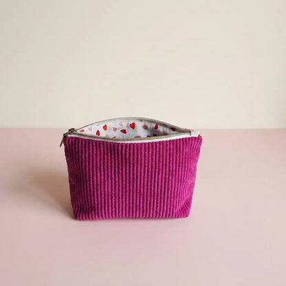 Trousse zippée fuchsia en velours côtelé, doublure blanche à motif de cœurs rouges