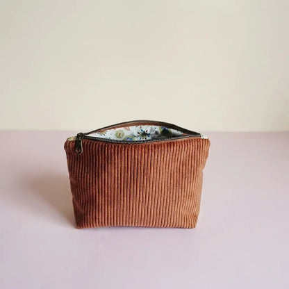 Trousse zippée terre cuite en velours côtelé, doublure fleurie bleue et verte, zip foncé