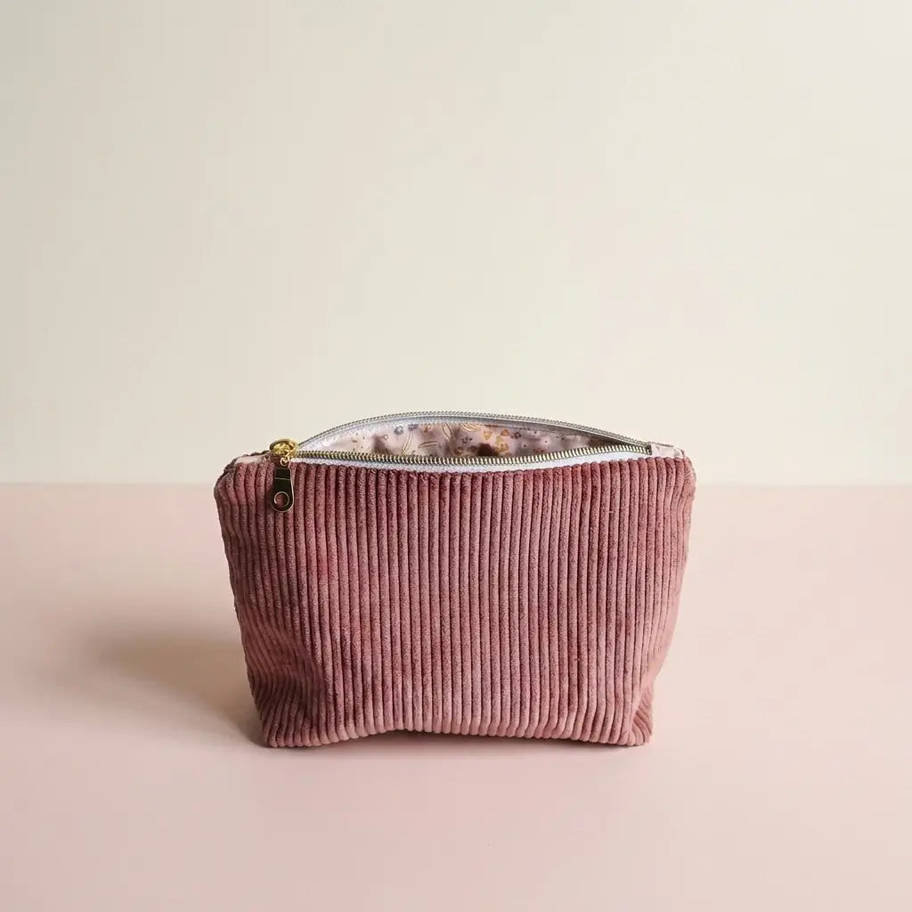 Trousse zippée vieux rose en velours côtelé, doublure à petites fleurs, ouverture zippée