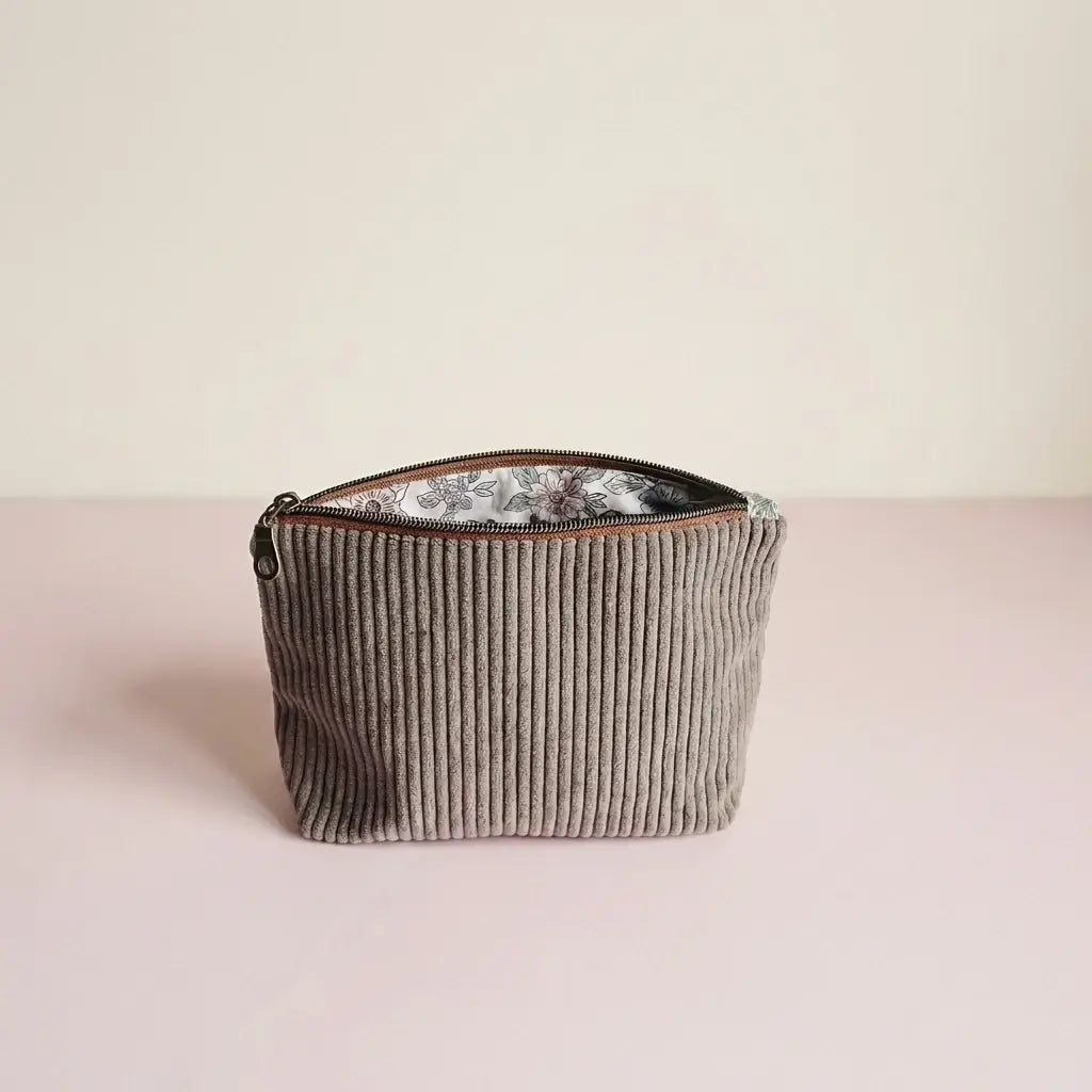 Trousse zippée taupe en velours côtelé, doublure blanche à fleurs dessinées, zip bronze