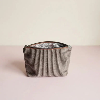 Trousse zippée taupe en velours côtelé, doublure blanche à fleurs dessinées, zip bronze