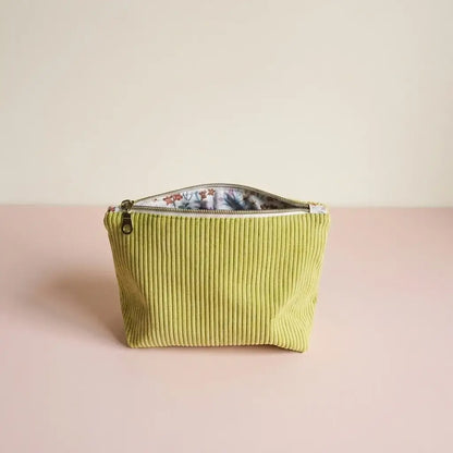 Trousse zippée vert anis en velours côtelé, doublure fleurie colorée visible sous le zip
