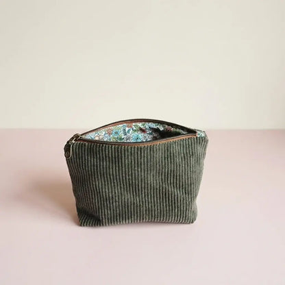 Trousse zippée vert kaki en velours côtelé, doublure fleurie bleue et verte, zip bronze