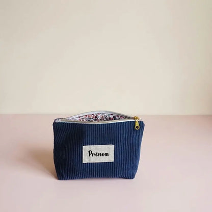 Trousse zippée bleu marine en velours côtelé, étiquette prénom et doublure fleurie