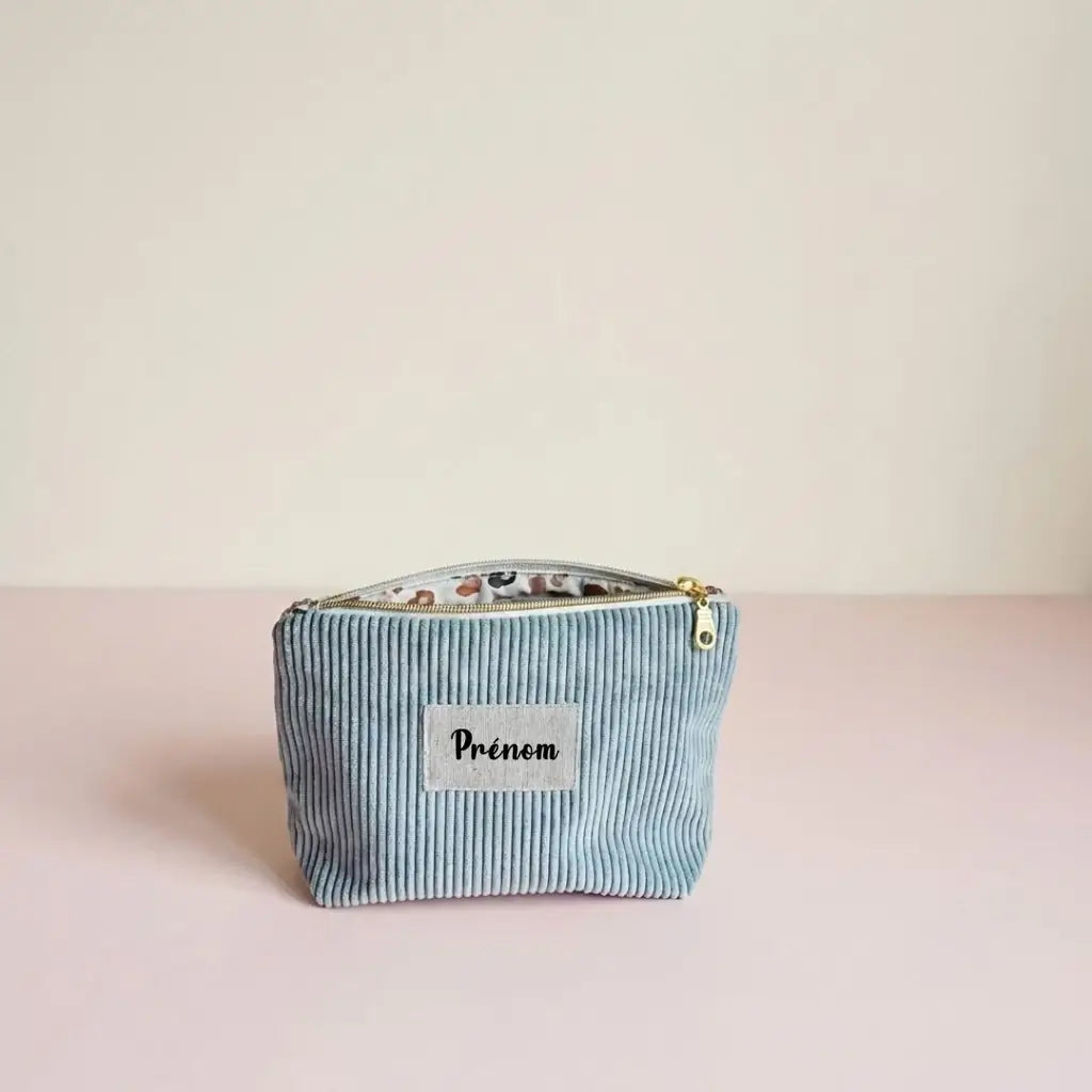 Trousse zippée bleu clair en velours côtelé, étiquette prénom et zip doré