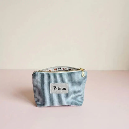 Trousse zippée bleu clair en velours côtelé, étiquette prénom et zip doré