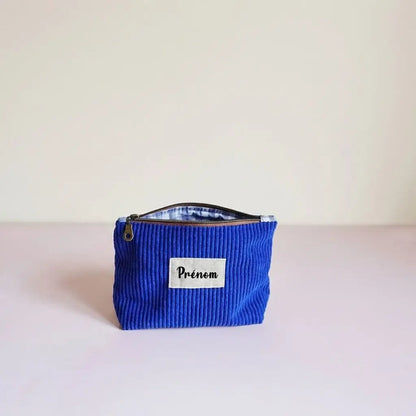 Trousse zippée bleu roi en velours côtelé, étiquette prénom et doublure à carreaux