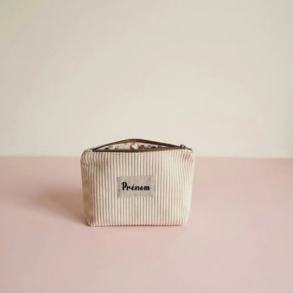 Trousse zippée écru en velours côtelé avec étiquette prénom floquée sur le devant