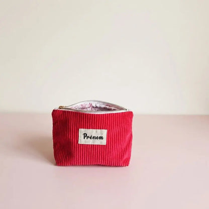 Trousse zippée rouge framboise en velours côtelé, étiquette prénom sur le devant
