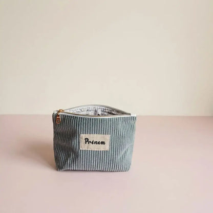 Trousse zippée vert d'eau en velours côtelé, étiquette prénom et doublure à fines fleurs