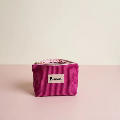 Trousse zippée fuchsia en velours côtelé, étiquette prénom et doublure à cœurs rouges