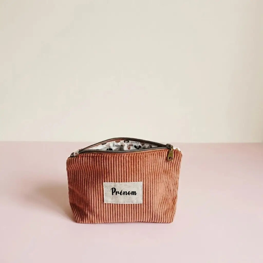 Trousse zippée marron en velours côtelé, étiquette prénom et doublure à motif