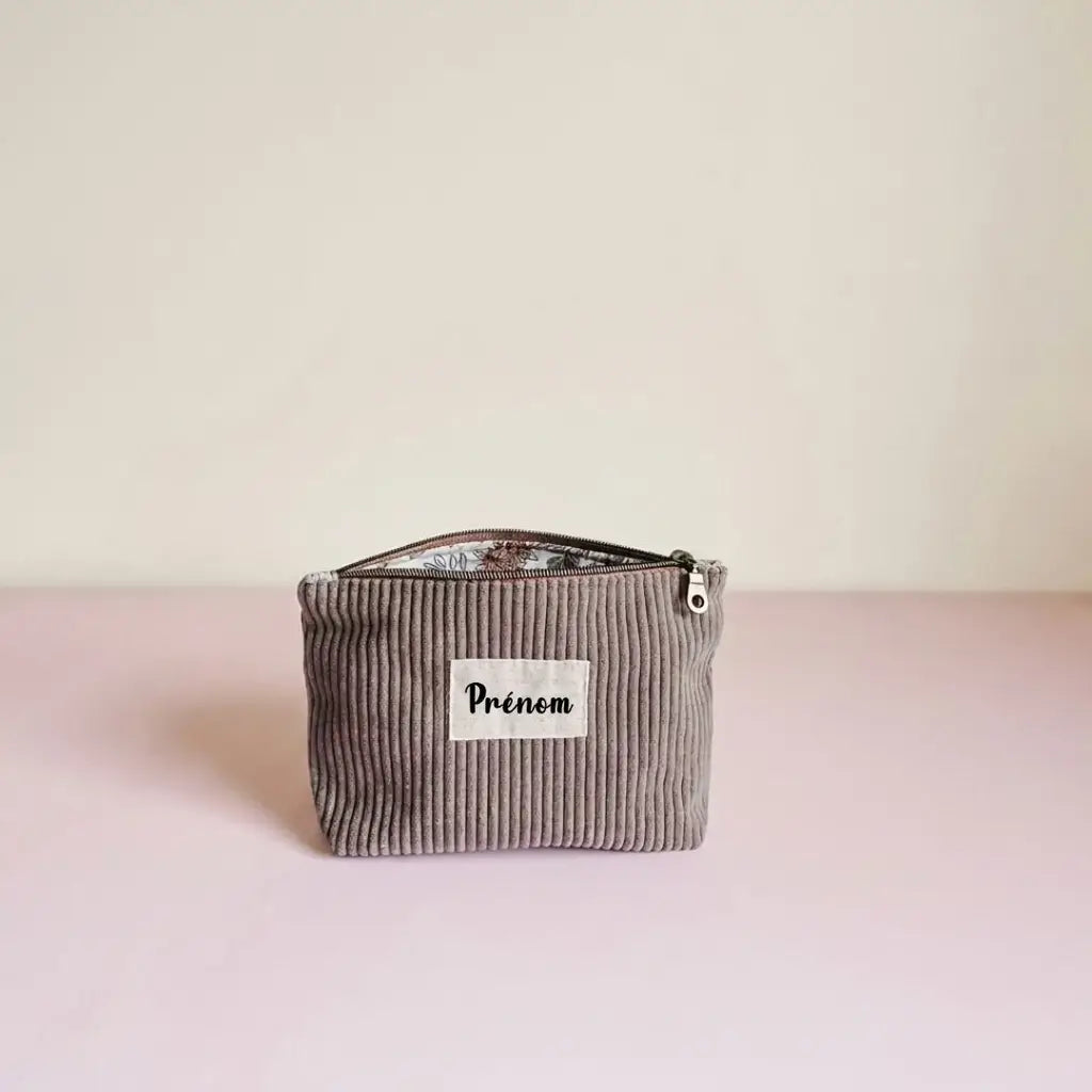 Trousse zippée taupe en velours côtelé, étiquette prénom et doublure fleurie discrète