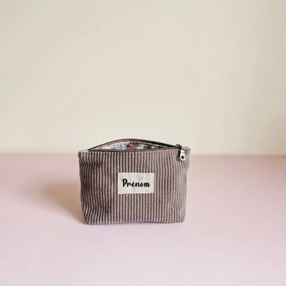 Trousse zippée taupe en velours côtelé, étiquette prénom et doublure fleurie discrète