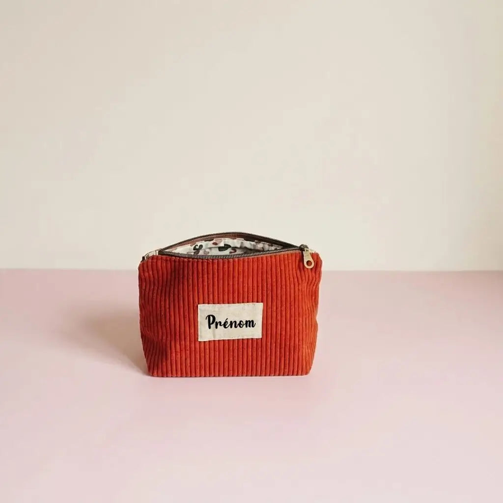 Trousse zippée orange terracotta en velours côtelé avec étiquette prénom et zip doré