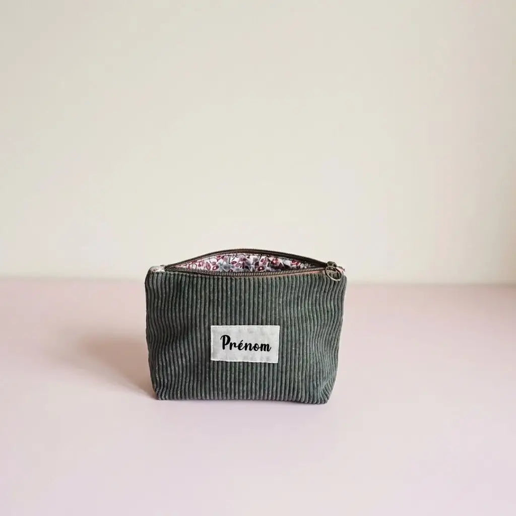 Trousse zippée vert kaki en velours côtelé, étiquette prénom et doublure à fleurs rouges
