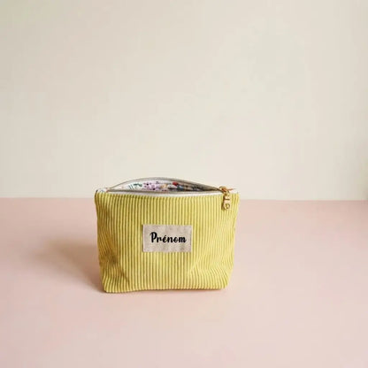 Trousse zippée jaune anis en velours côtelé, étiquette prénom et doublure fleurie colorée